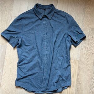 ALO Yoga Men's Short-Sleeve Button-Up Shirt in Slate